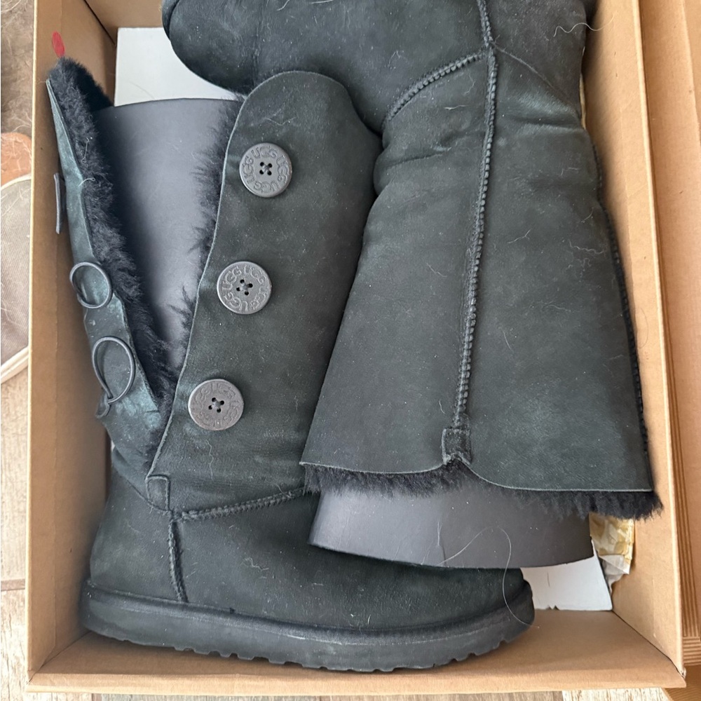 UGG Tan Box with Logo